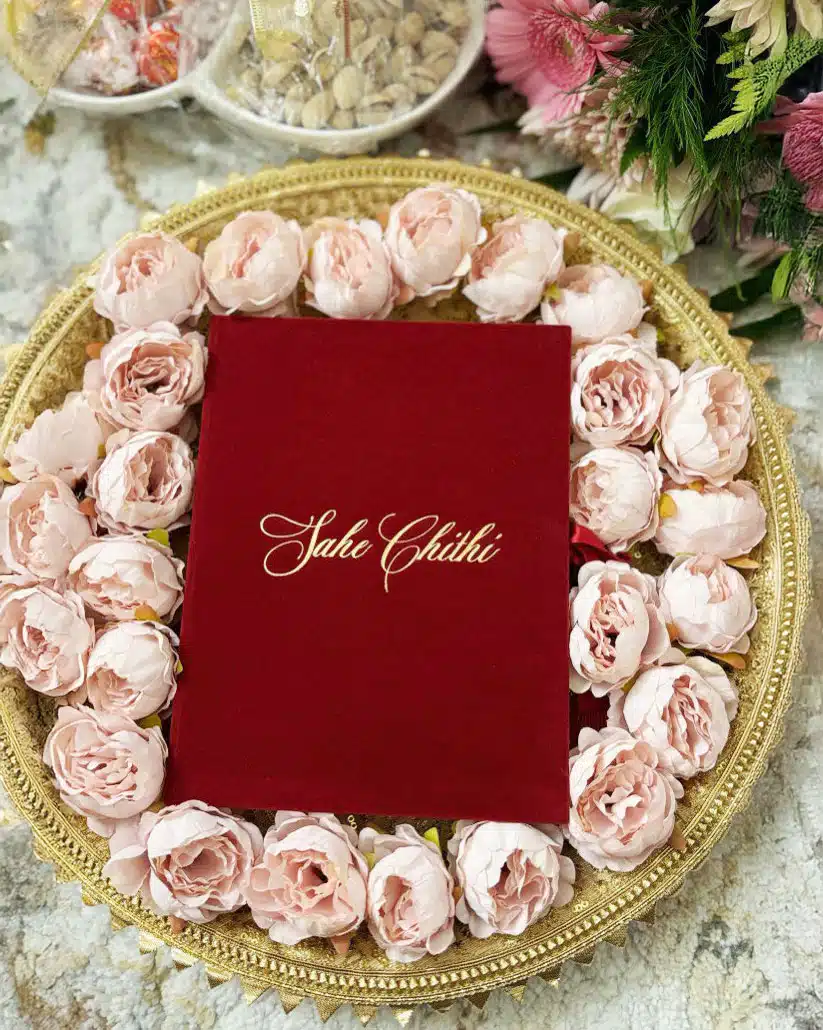 Luxury Sahe Chithi Red in a bowl of flowers